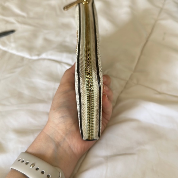 Michael Kors Pattern Wallet - Picture 4 of 11